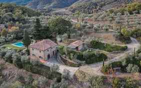 Die Villa San Martino eingebettet in die umgebene Landschaft